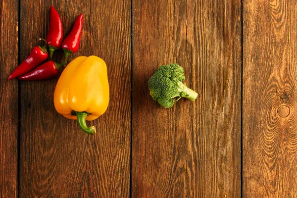 Biologisch Voedsel Gele Zoete Paprika Rode Pepers Bloemkool Rustieke Tafel — Stockfoto