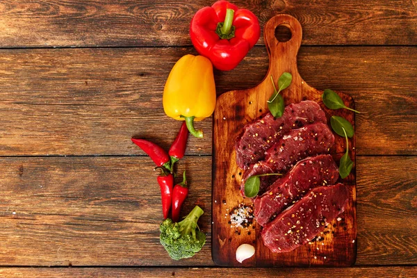Hovězí Steaky Filet Kořením Zeleninou Dřevěné Desce Bell Chili Pepper — Stock fotografie