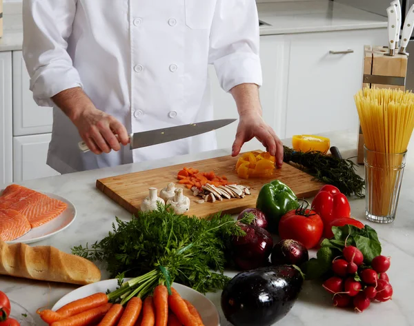 Cozinhe Fatias Berinjela Tomate Para Preparação Pratos Massas Legumes Peixe — Fotografia de Stock