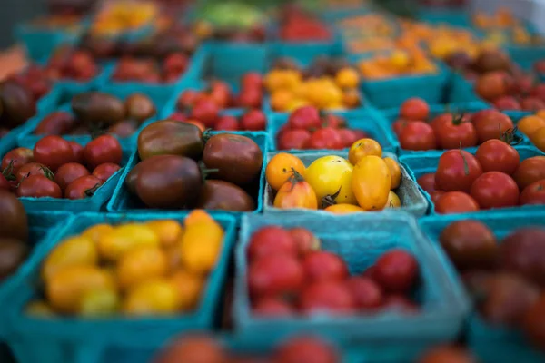 Koše Organických Červených Rajčat Přepážce Trhu Farmáře Organické Zemědělské Produkty — Stock fotografie