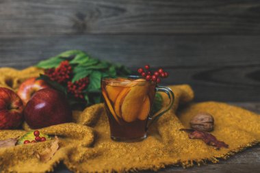 Sonbahar, sonbahar yaprakları, ahşap masa arka plan üzerinde çay sıcak fincan. Mevsimlik, sonbahar sıcak içeceği. Sonbahar rahatlatıcı ve natürmort kavramı.