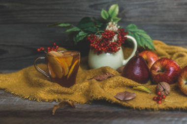 Sonbahar, sonbahar yaprakları, vintage ahşap masa arka plan çay sıcak fincan. Mevsimlik, sonbahar sıcak içeceği. Sonbahar rahatlatıcı ve natürmort kavramı. Tonlu görüntü. Seçici odaklama.