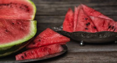 Karpuz arka planı. Rustik masada kırmızı karpuz dilimi.