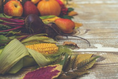 Çeşitli çiğ organik sebzeler ile kompozisyon. Detoks diyeti. Sağlıklı yiyecekler. Sebze ve meyveler. Rustik ahşap bir arka plan üzerinde. Üst te. Kopyalama alanı.