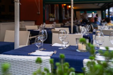 Dış dış restoran veya trattoria dışında. İtalya'nın Liguria sahilinde denize bakan restoran masası.