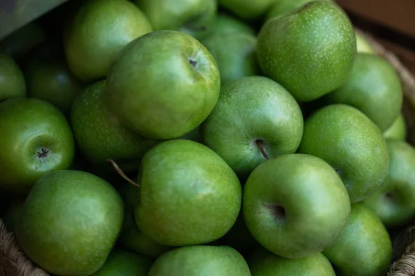 Vers Biologisch Fruit Boerenmarkt Rijpe Biologische Appels Een Mandje Vers — Stockfoto