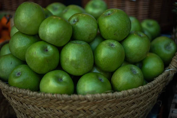 Biologische Groente Fruitkraam Een Boerenmarkt Verkoop Van Verse Groenten Uit — Stockfoto