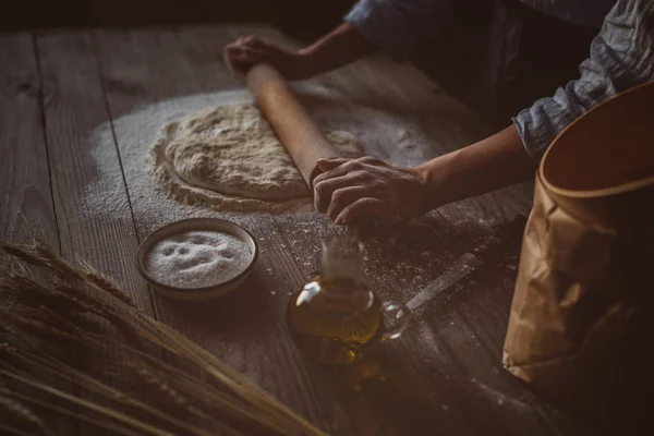 Mãos Femininas Desfocadas Fazer Massa Para Pizza Baker Amassar Massa — Fotografia de Stock