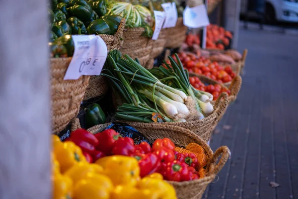当地农贸市场的新鲜有机食品 农贸市场是一种传统的农产品销售方式 城市夏季农贸市场的当地农产品 — 图库照片