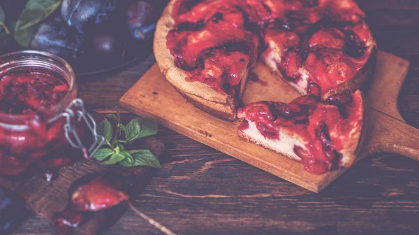 Cam bir kavanozda ev yapımı erik pasta ve reçel, taze erik ile sonbahar tatlı, pişirme, sağlıklı vejetaryen gıda.