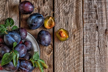 Rustik mutfak masasında olgun sulu erik ile Colander. Sağlıklı vejetaryen yemekleri. Biyo, organik yemek. Üst te. Kopyalama alanı.