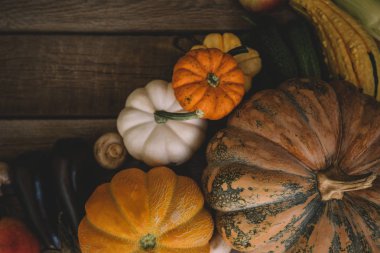 Sağlıklı organik sebze çerçeve. Çiftlik taze sebze ve meyve üst görünümü. Ahşap yüzey üst görünümünde ot mutfak bahçesi ile Hasat sebze. Vegan gıda natürmort.