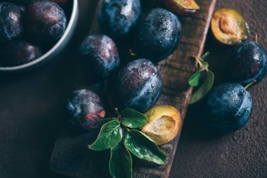 Kevgir ile masada olgun sulu Erik.