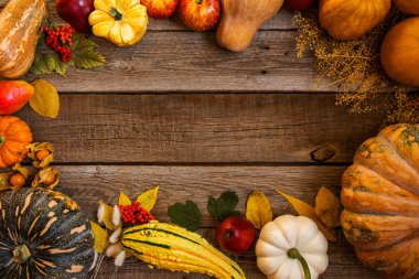 Koyu rustik ahşap masa üzerinde sebze ve meyve Çerçeve. Sağlıklı vejetaryen yemekleri. Taze organik meyve ve sebzeler.