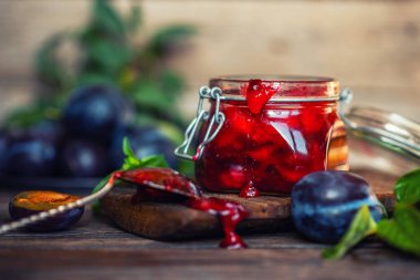 Kırmızı erik ve elmadan yapılmış chutney sosu. Hint mutfağı. Et, pirinç ve diğer yemeklere katkı maddesi. Organik, sağlıklı meyveler. Tonlu görüntü. Seçici odaklama.