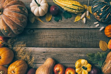 Koyu rustik ahşap masa üzerinde sebze ve meyve Çerçeve. Sağlıklı vejetaryen yemekleri. Taze organik meyve ve sebzeler.