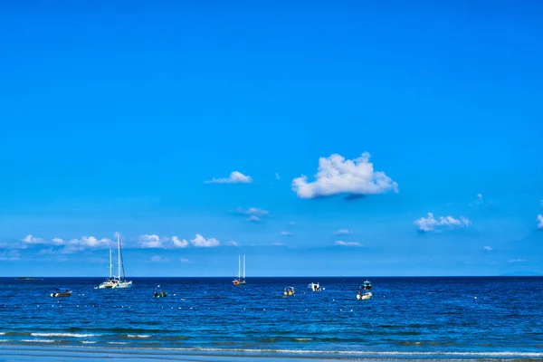 Яка Хвиля Блакитного Океану Піщаному Пляжі Тло — стокове фото