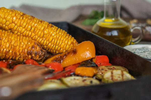 暗い素朴な背景に野菜やスパイスで焼いたトウモロコシ 秋の食べ物の背景 トーン画像 — ストック写真