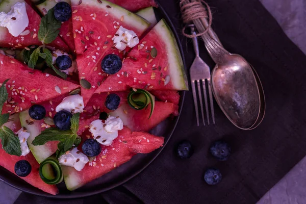 Frischer Sommer Wassermelonen Salat Mit Feta Käse Minze Blaubeeren Auf — Stockfoto