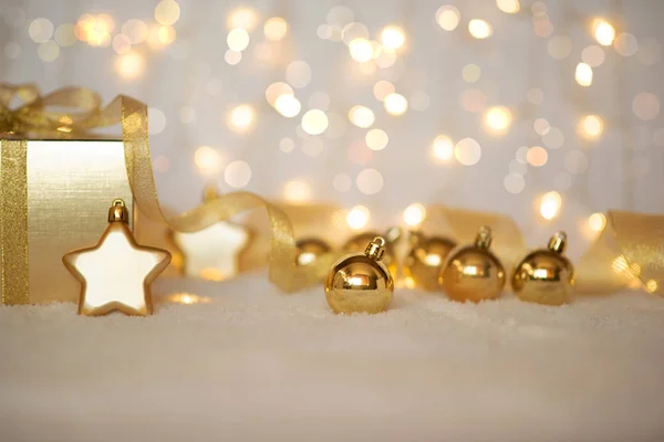 Золотая Рождественская Подсветка Золотыми Шариками Украшения Подарочная Коробка Выделите Фокус — стоковое фото