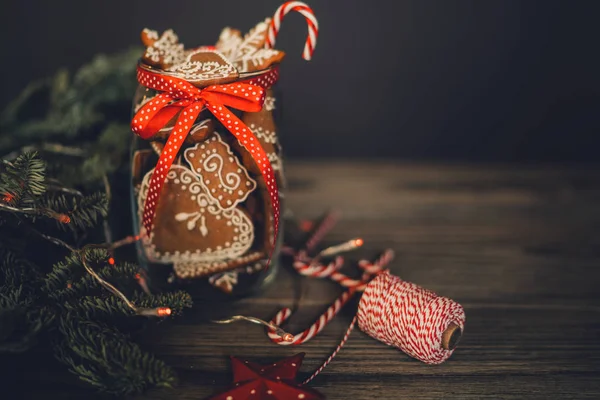 Weihnachtsgeschenk Gewürze Und Dekor Glas Tannenzapfen Tannenzweige Auf Hölzernem Hintergrund — Stockfoto
