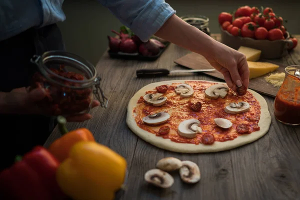 Frische Pizza Mit Tomaten Und Pilzen Hausgemachte Leckere Pizza Auf — Stockfoto