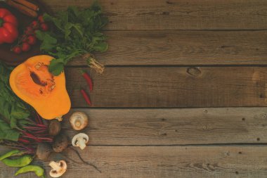 Vintage ahşap arka plan üzerinde Sebzeler. Sonbahar hasadı. Organik gıda arka planı. Çiftçiler sebze pazarı. Mevsim sonbahar sebzeleri. Kırsal natürmort ücretsiz metin alanı ile yukarıdan. Tonlu görüntü.