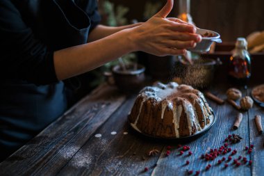 Noel sihirli zamanı. Malzemeler, tatil doğal süslemeleri ve mutfak eşyaları ile Koyu pişirme arka plan. Mutlu Noeller ve Mutlu Tatiller. Aile hazırlığı tatil yemekleri. Üst te. Tonlu görüntü.