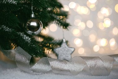 Noel ve Yeni Yıl tatil arka plan. Parıldayan ışıklar. Selecnive odak. Tonlu görüntü. Metniniz için alan kopyalama.