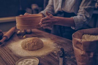 Kadın elleri pizza için hamur yapıyor. Mutfak masasında taze çiğ hamur topu. Ev yapımı İtalyan pizza yapmak için un ile hamur hazırlar. Doğa kavramı, İtalya, gıda, diyet ve biyo gıda.