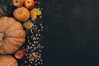 Sarı yaprakları, kırmızı elma ve kabak ile Sonbahar arka plan. Fotokopi alanı ile yaşlı ahşap sonbahar hasat sınırı. Sezonluk teklifler ve sonbahar yemekleri için maket, fotokopi alanı ile en iyi görünüm. Tonlu görüntü.