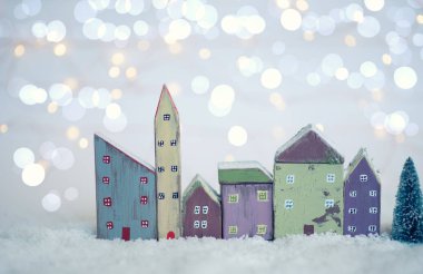 Işıklar arka planda köknar ağaçları ile Noel ve Yeni Yıl minyatür evler. Metin için alan kopyalayın. Kış kartı. Tatil ve kutlama konsepti.