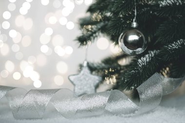 Güzel parlak top ve yıldız süsleri ile Noel köknar dalları. Mutlu Noeller ve Mutlu Yıllar. Selecnive odak. Tonlu görüntü. Metniniz için alan kopyalama.