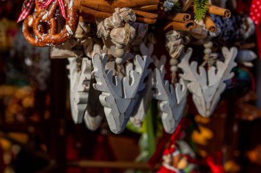 Münih, Almanya'nın tarihi merkezinde geleneksel Noel Pazarı hediyelik eşya satan tipik bir dükkan. Renkli Noel arka plan. Birçok farklı el yapımı hatıra. Seçici odaklama.