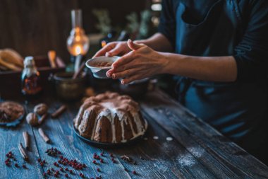 Noel sihirli zamanı. Malzemeler, tatil doğal süslemeleri ve mutfak eşyaları ile Koyu pişirme arka plan. Mutlu Noeller ve Mutlu Tatiller. Aile hazırlığı tatil gıda. 