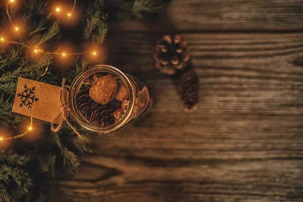 Weihnachtsgeschenk Mit Selbst Gebackenen Lebkuchen Nüssen Und Pralinen Glasgefäß Tannenzweige — Stockfoto