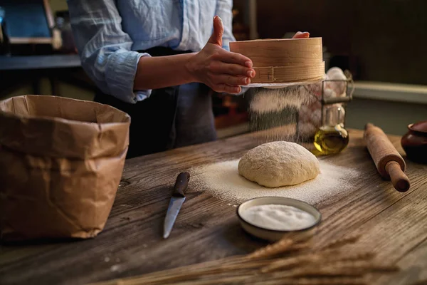 Donna Che Prepara Pasta Tavola Panetteria Pane Pizza Una Superficie — Foto Stock