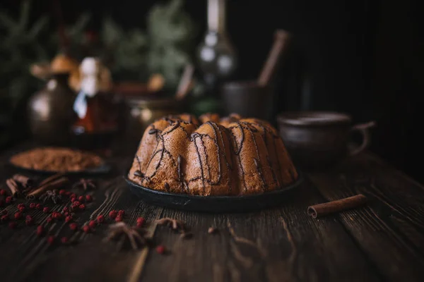 Gâteau Vacances Sur Table Bois Avec Baies Épices Chocolat Dans — Photo