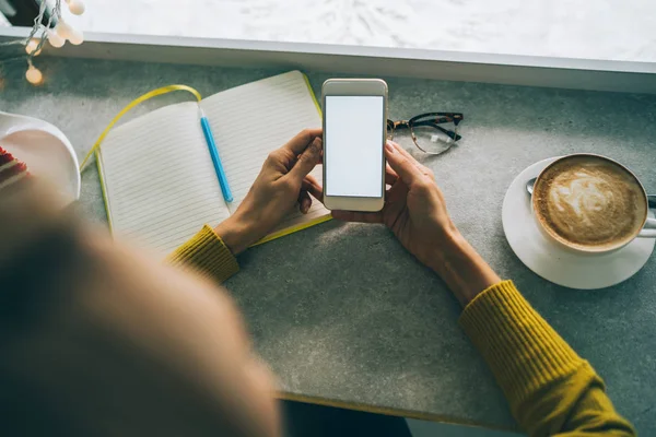 Jovem Estudante Trabalhando Telefone Inteligente Escrevendo Caderno Papel Jovem Usando — Fotografia de Stock