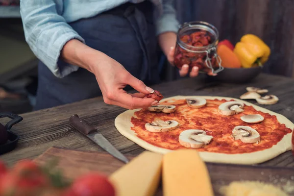 Čerstvá Pizza Rajčaty Houbami Domácí Chutná Pizza Tmavém Dřevěném Pozadí — Stock fotografie