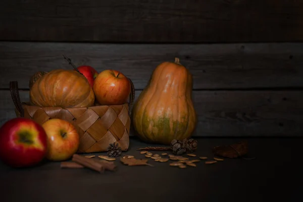 Kürbisse Und Äpfel Korb Defokussiert Bunten Blättern Und Gewürzen Der — Stockfoto