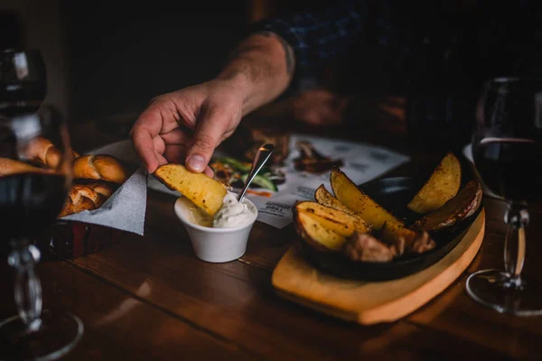 Concepto Alimentación Ocio Disfrutando Cena Gente Cenando Mesa Surtido Deliciosas — Foto de Stock