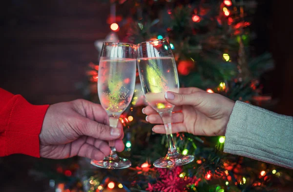 Χριστουγεννιάτικη Φωταγώγηση Και Ποτήρια Σαμπάνια Χέρια Των Ανθρώπων Ποτήρια Σαμπάνιας — Φωτογραφία Αρχείου