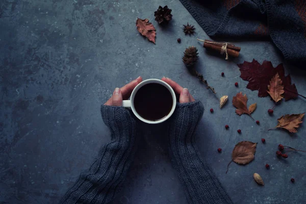 Composizione Autunnale Mani Donna Con Tazza Caffè Coperta Calda Foglie — Foto Stock