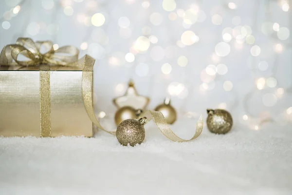 Fundo Natal Com Uma Decoração Dourada Caixa Presente Neve Fundo — Fotografia de Stock