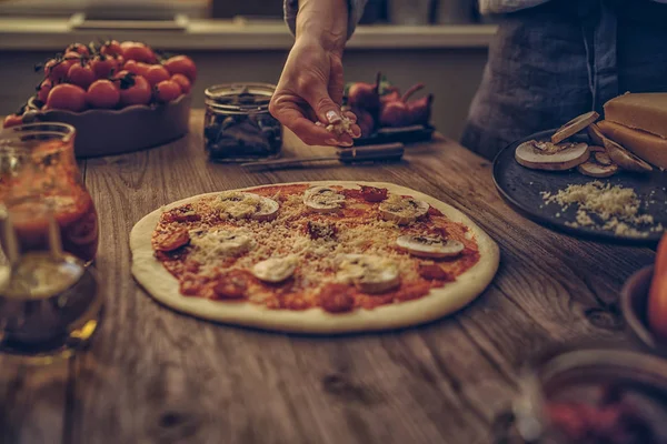 Uma Dona Casa Pôs Queijo Base Uma Cozinha Italiana Rural — Fotografia de Stock