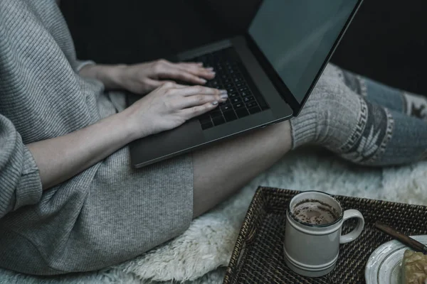 Woman Cozy Home Wear Relaxing Home Drinking Cacao Using Laptop — Zdjęcie stockowe