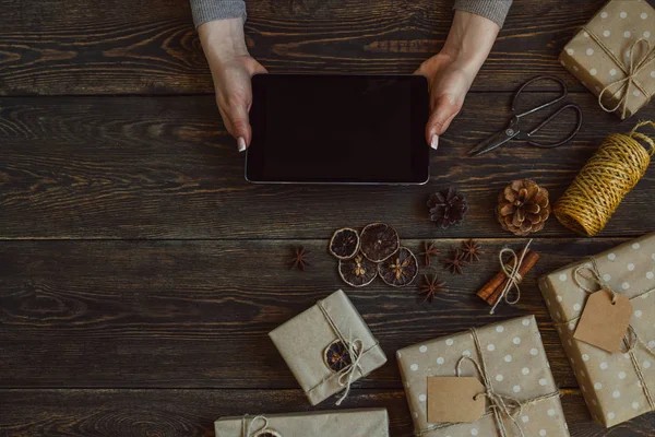 Donna Che Utilizza Tablet Durante Realizzazione Regali Natale Fatti Mano — Foto Stock