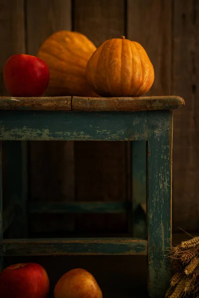 Oreilles Blé Doré Pommes Citrouilles Sur Des Tabourets Bois Altérés — Photo