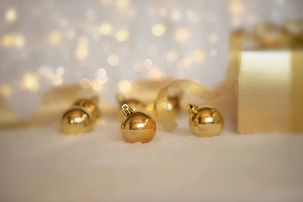 Gold Christmas Background Defocused Twinkling Lights Gold Balls Decoration Gift — Stock Photo, Image